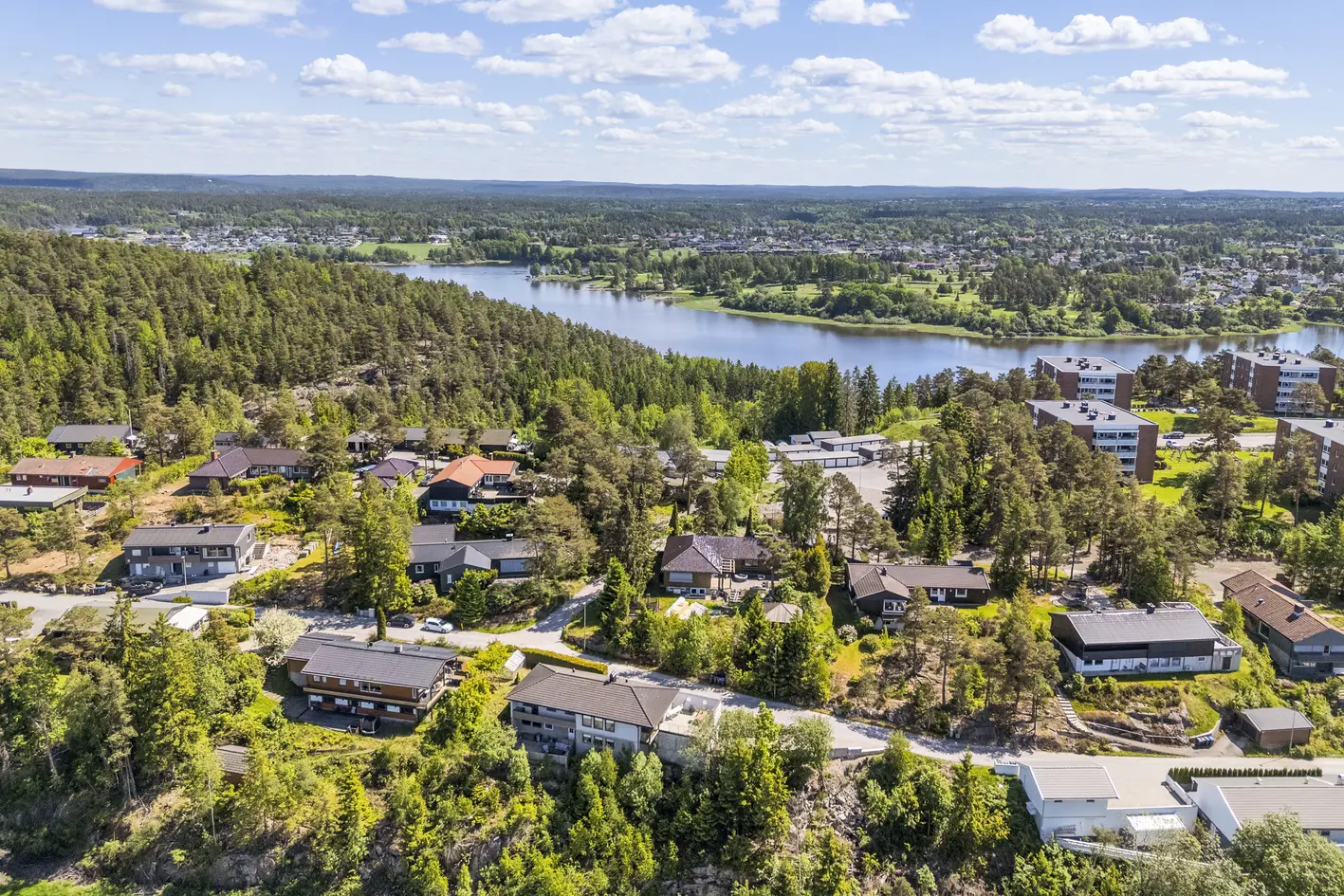 Meget innholdsrik bolig over 2 etasjer med utleiedel- garasje- stor veranda - utsikt og vestvendt- attraktiv beliggenhet photo 2