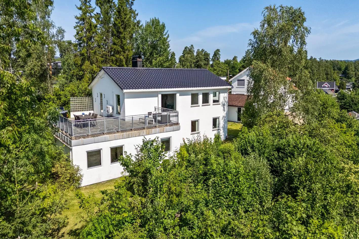 Stor enebolig på høydedrag m/ fantastisk utsikt og optimale solforhold - Ca. 2 mål tomt - 4 soverom - Hybel - 3 garasjer