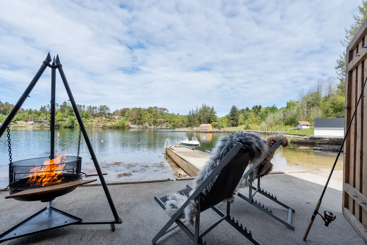 Sjelden perle ved sjøen – egen strand, brygge og naust- Dobbel garasje med anneks- Parkmessig opparbeidet tomt! photo 4