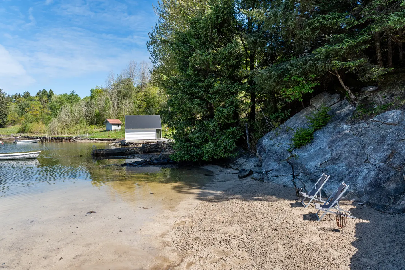 Sjelden perle ved sjøen – egen strand, brygge og naust- Dobbel garasje med anneks- Parkmessig opparbeidet tomt! photo 2