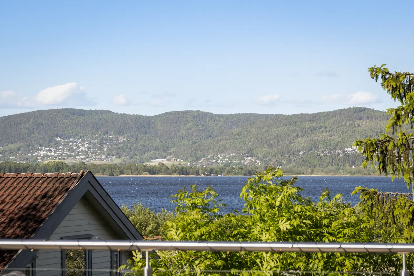 Innbydende og innholdsrik enebolig med hybel. Betydelig oppgradert i 2018-2022. Solrikt med flott utsikt mot fjorden. photo 3