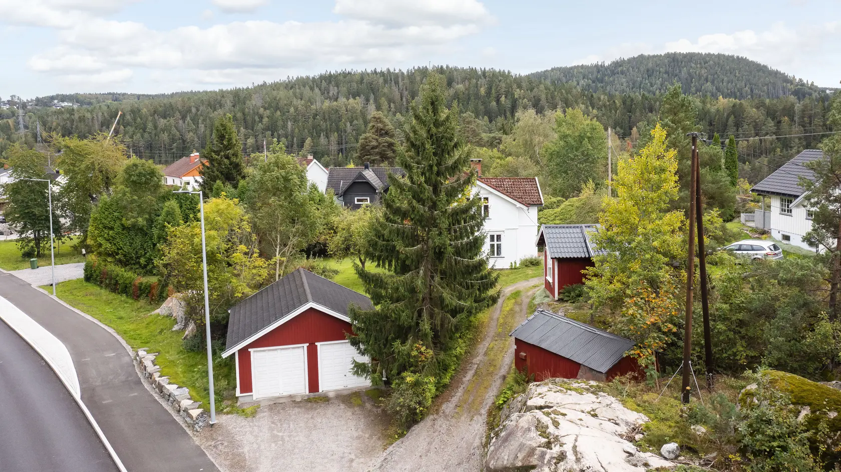 VISNING LØRDAG 19.09 | Sjarmerende enebolig i "Sveitserstil". Stor tomt på over 2 mål. Carport og garasje. photo 3