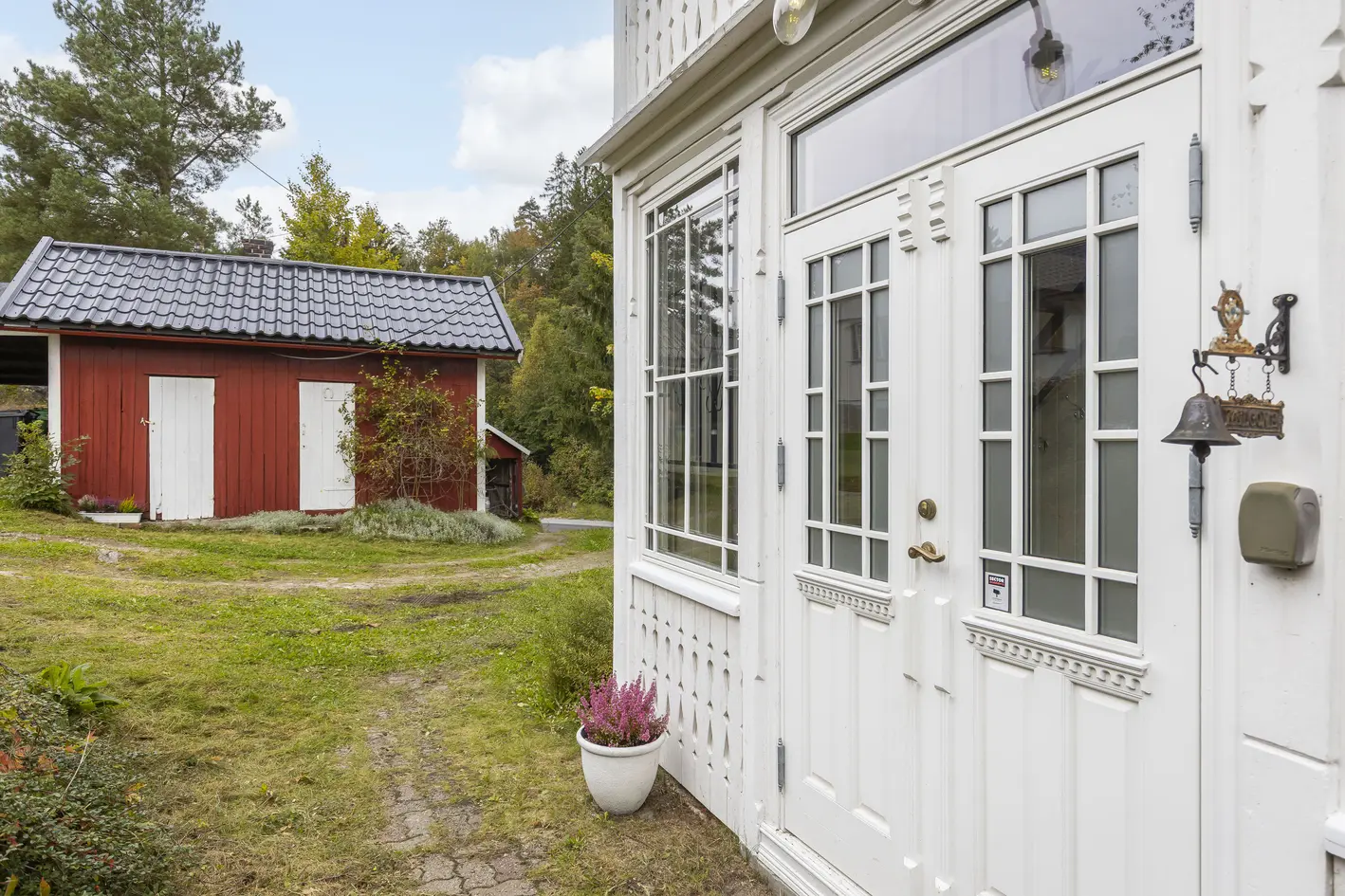 VISNING LØRDAG 19.09 | Sjarmerende enebolig i "Sveitserstil". Stor tomt på over 2 mål. Carport og garasje. photo 5