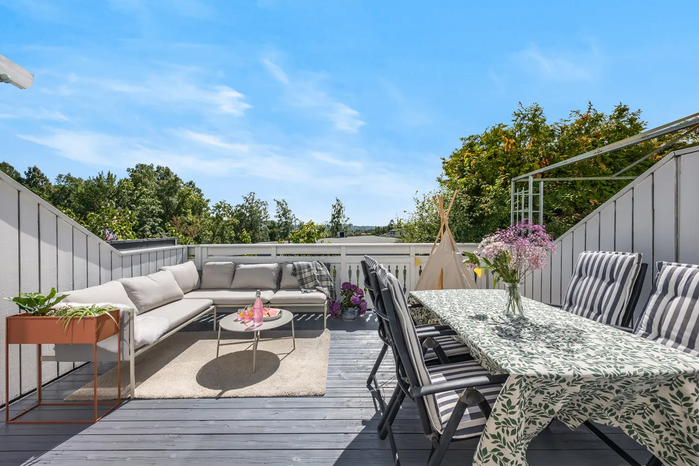Moderne, innholdsrikt rekkehus o/ 3 plan m/ solrik terrasse på 22 kvm - Nydelig kjøkken og to bad - Barnevennlig!     