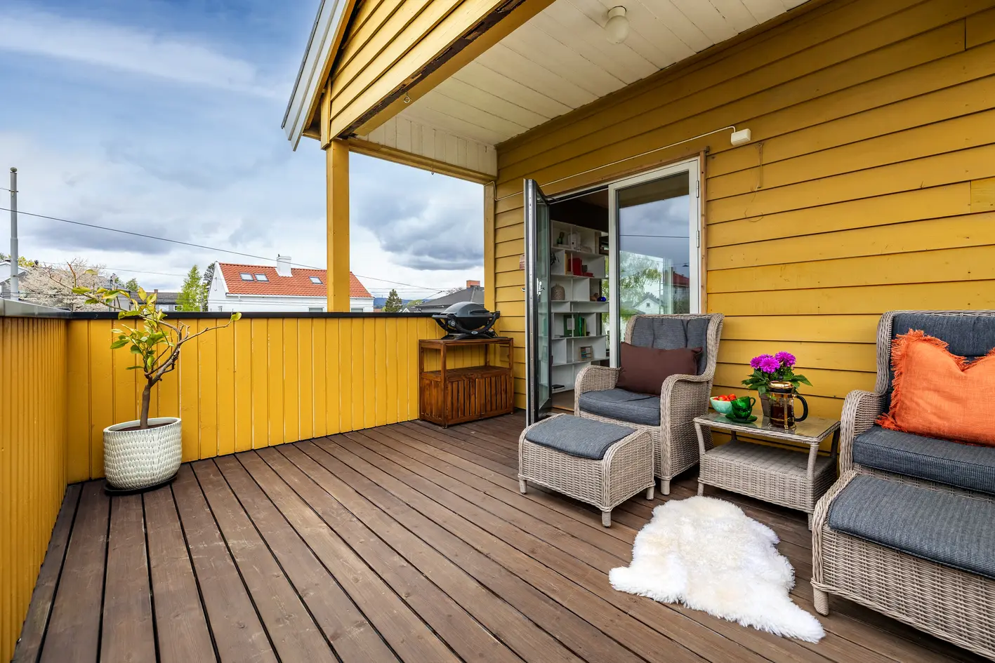 Pen halvpart tomannsbolig - totaloppusset 2014/2020 - 2. etg + stort loft - Egen hagedel og stor solrik veranda - barnv. photo 3