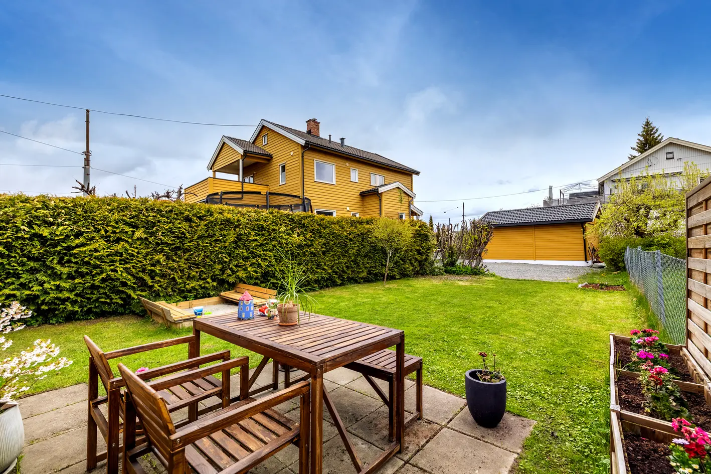 Pen halvpart tomannsbolig - totaloppusset 2014/2020 - 2. etg + stort loft - Egen hagedel og stor solrik veranda - barnv.