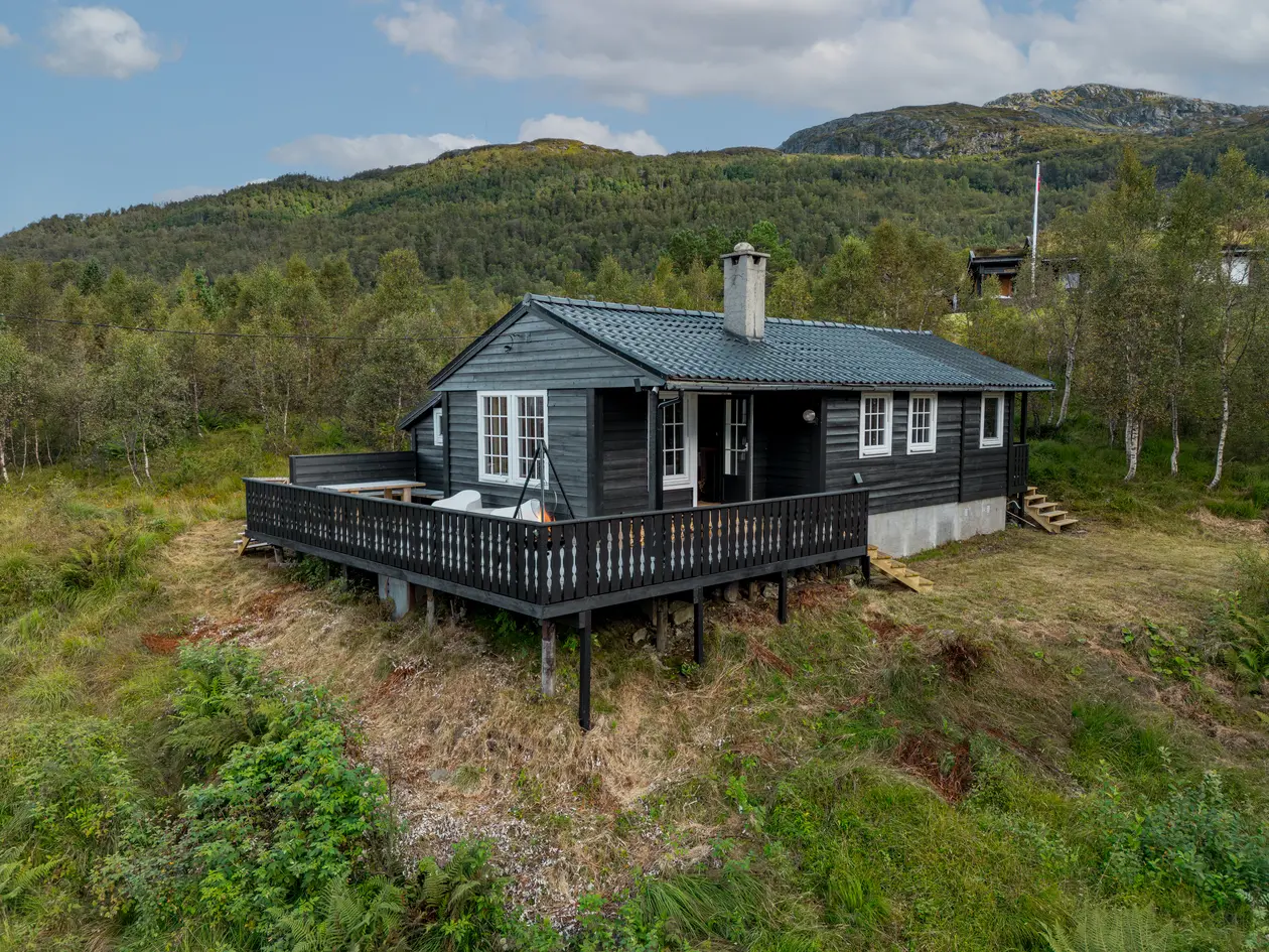 KVAMSKOGEN | Familievennlig hytte i naturskjønne omgivelser | 4 soverom | Perfekte solforhold | Stor terrasse