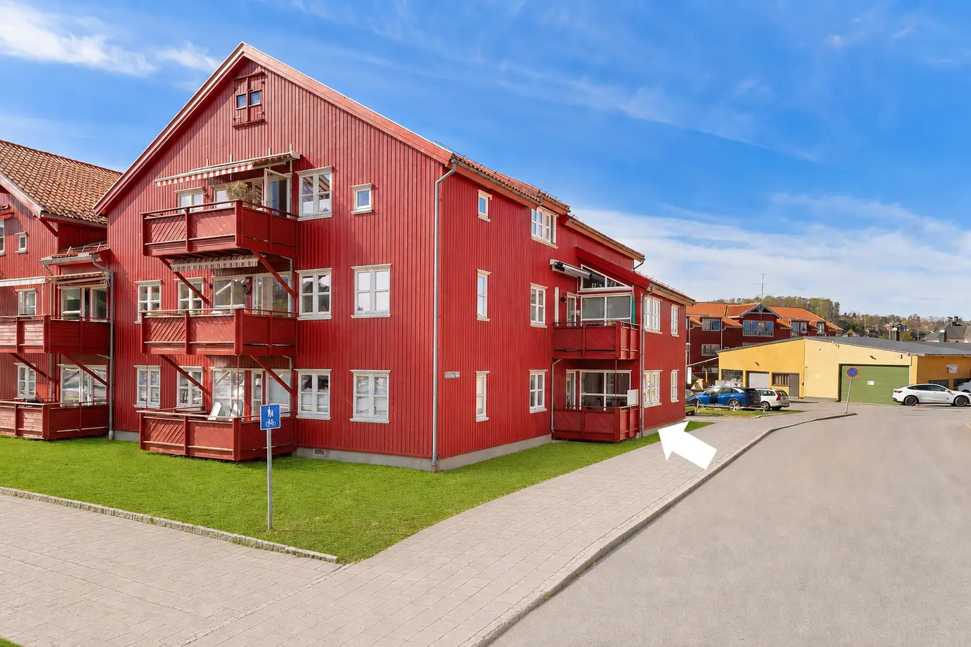 Bo flott med sjøen som nærmeste nabo - nyoppusset med god standard - gangavstand til "alt"! photo 1