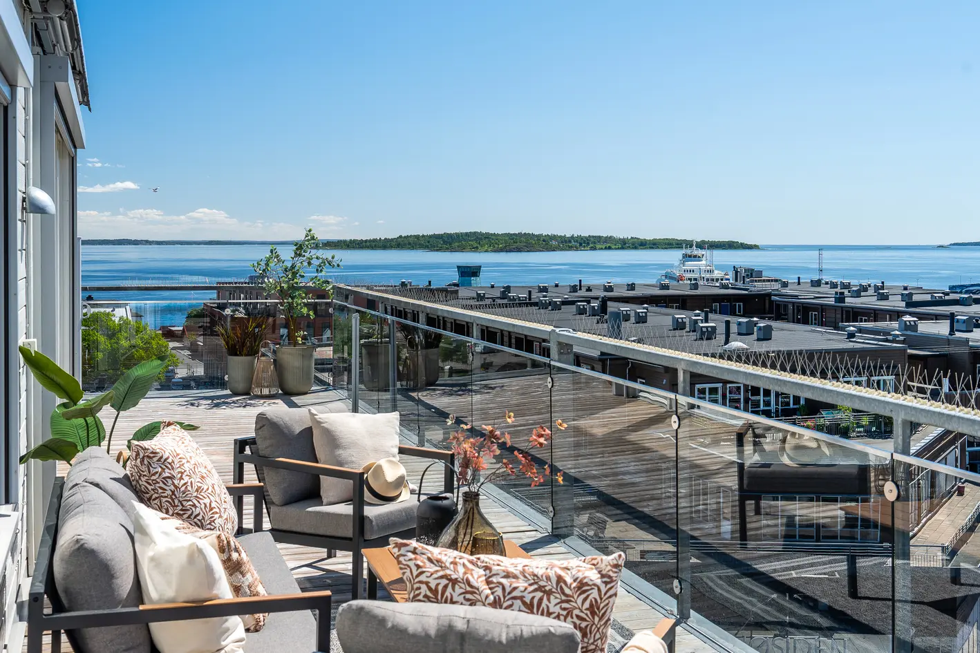 Sjelden anledning på toppen av Vektergården. Uforstyrret utsikt med sol hele dagen på den 72kvm store terrassen. 