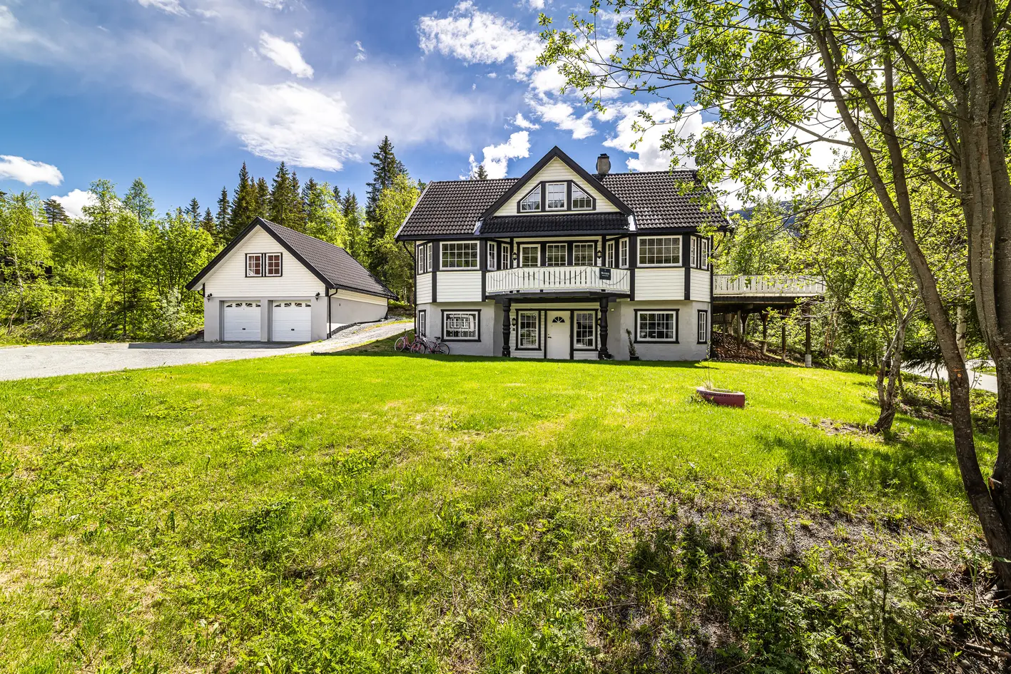 Innholdsrik enebolig med utleiedel, dobbelgarasje og attraktiv beliggenhet i Bekkedalen – Oppussingsbehov., hemsedal