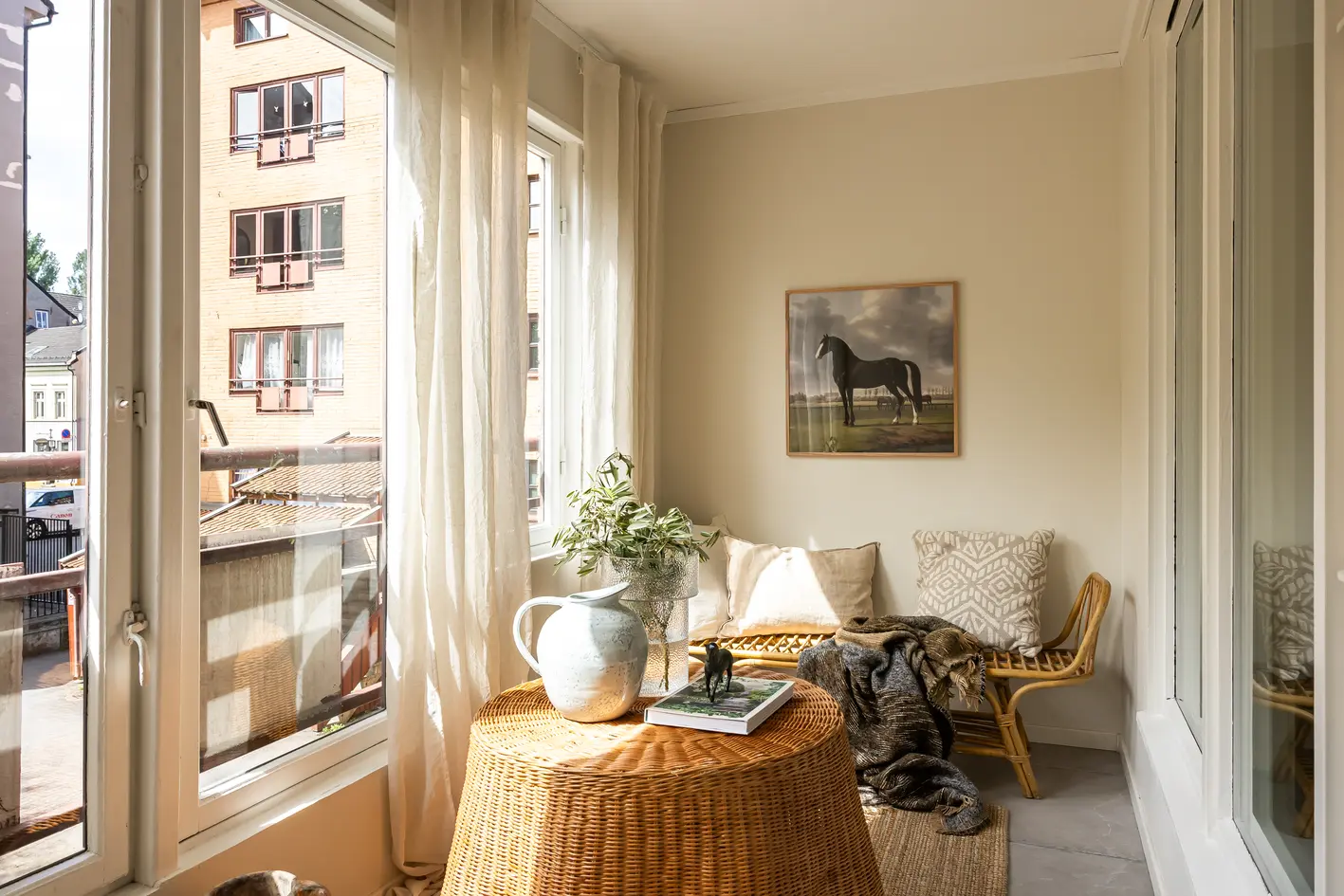 Gjennomgående 5-roms med innglasset veranda mot atrium. Velholdt og pen standard. Garasje i kjeller. Heis i bygget. photo 4