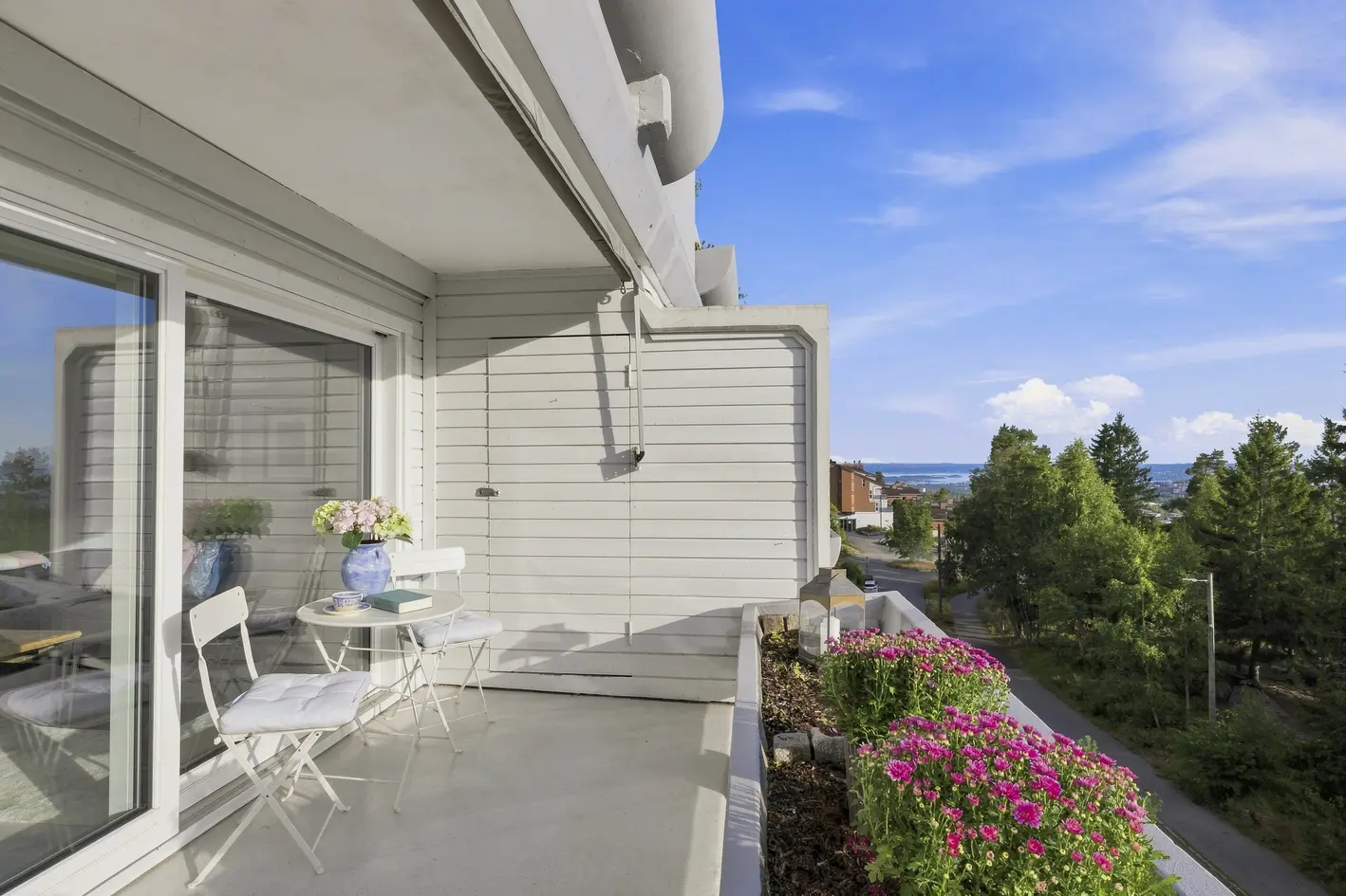 Lekker 4-roms med solrik terrasse og tilgang til hage | Garasjeplass m/lader | Kjøkken fra 2025 | Nær marka | Trappefri photo 5