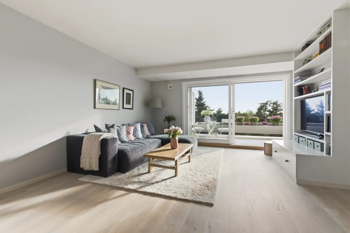Lekker 4-roms med solrik terrasse og tilgang til hage | Garasjeplass m/lader | Kjøkken fra 2025 | Nær marka | Trappefri photo 2