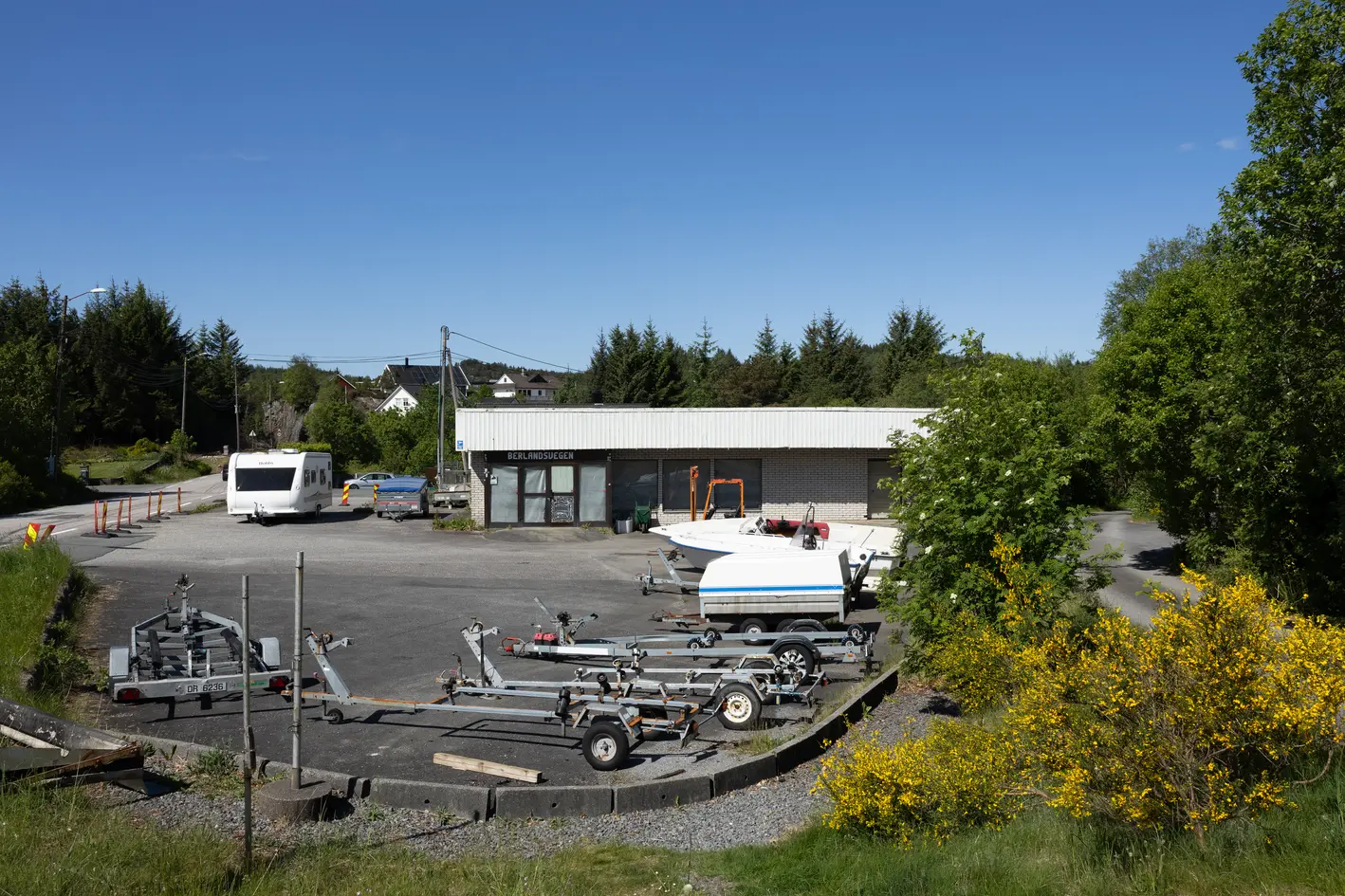 Næringsbygg m/ rammetillatelse for rivning og oppføring av 4-mannsbolig. Enkel adkomst. Kort vei til barnehage og skole. photo 3