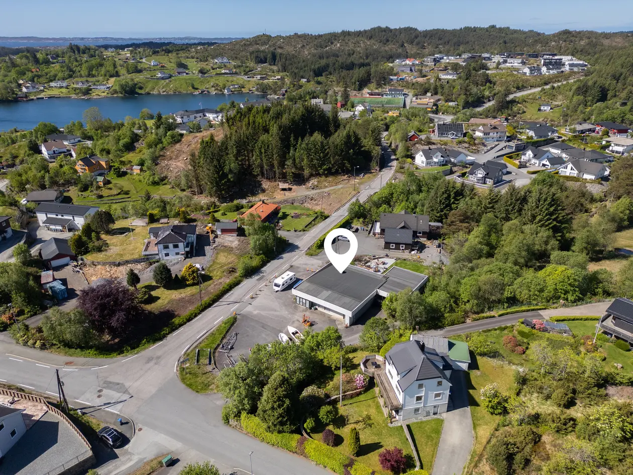 Næringsbygg m/ rammetillatelse for rivning og oppføring av 4-mannsbolig. Enkel adkomst. Kort vei til barnehage og skole. photo 5