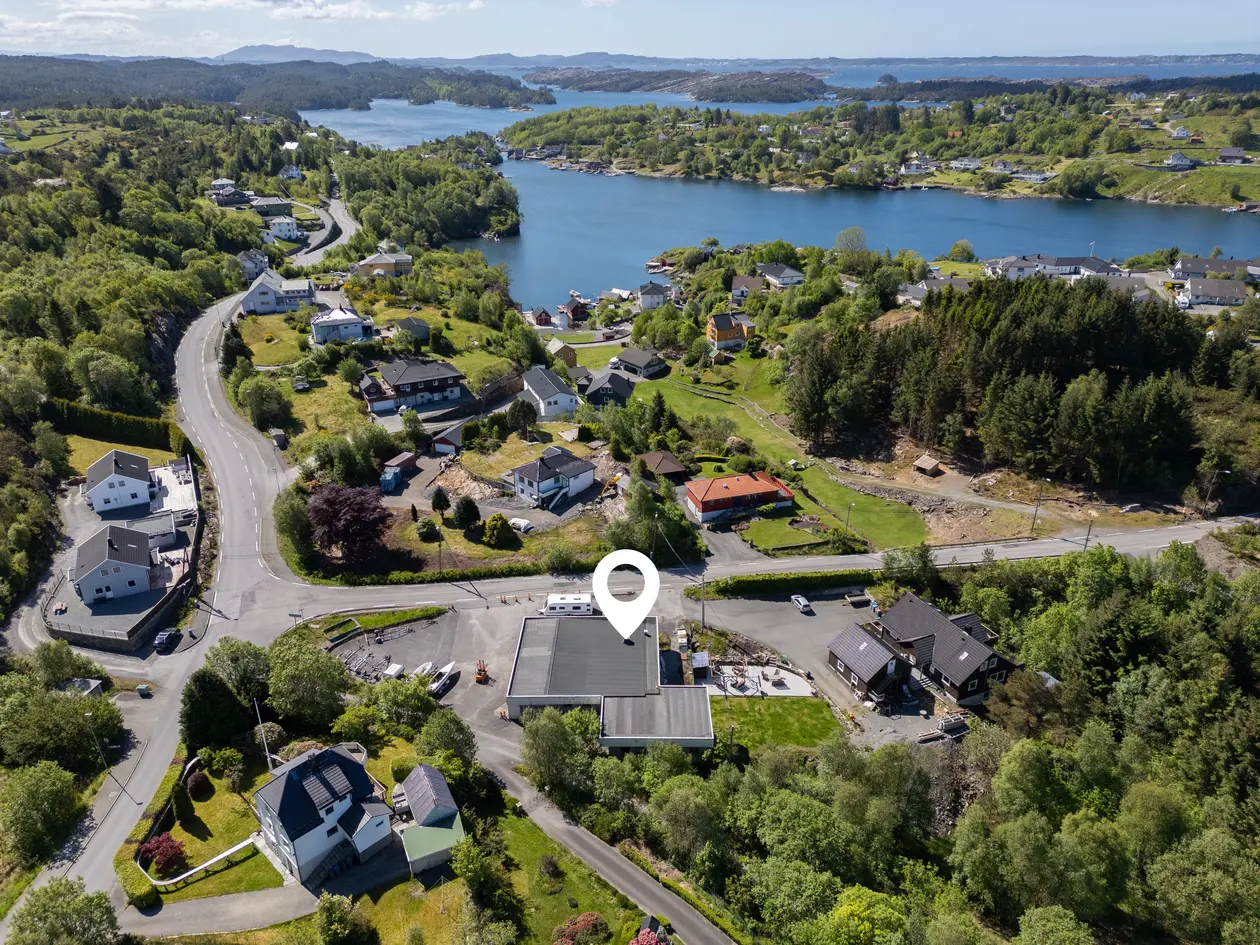 Næringsbygg m/ rammetillatelse for rivning og oppføring av 4-mannsbolig. Enkel adkomst. Kort vei til barnehage og skole.