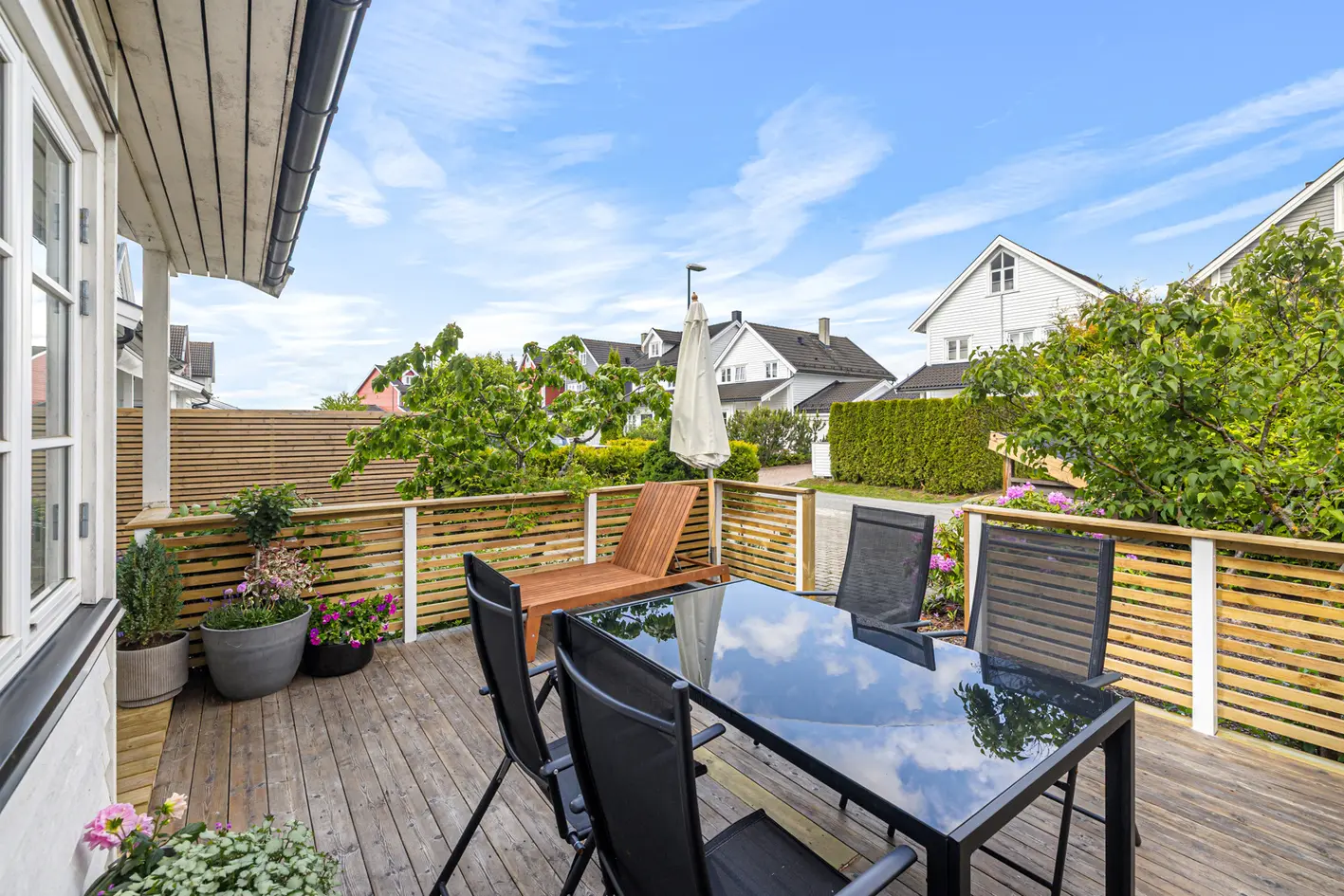 En flott mulighet i familievennlig område på Jessheim. Fine uteplasser, terrasse, hage, tre soverom, garasje, og p-plass - Bilde 3