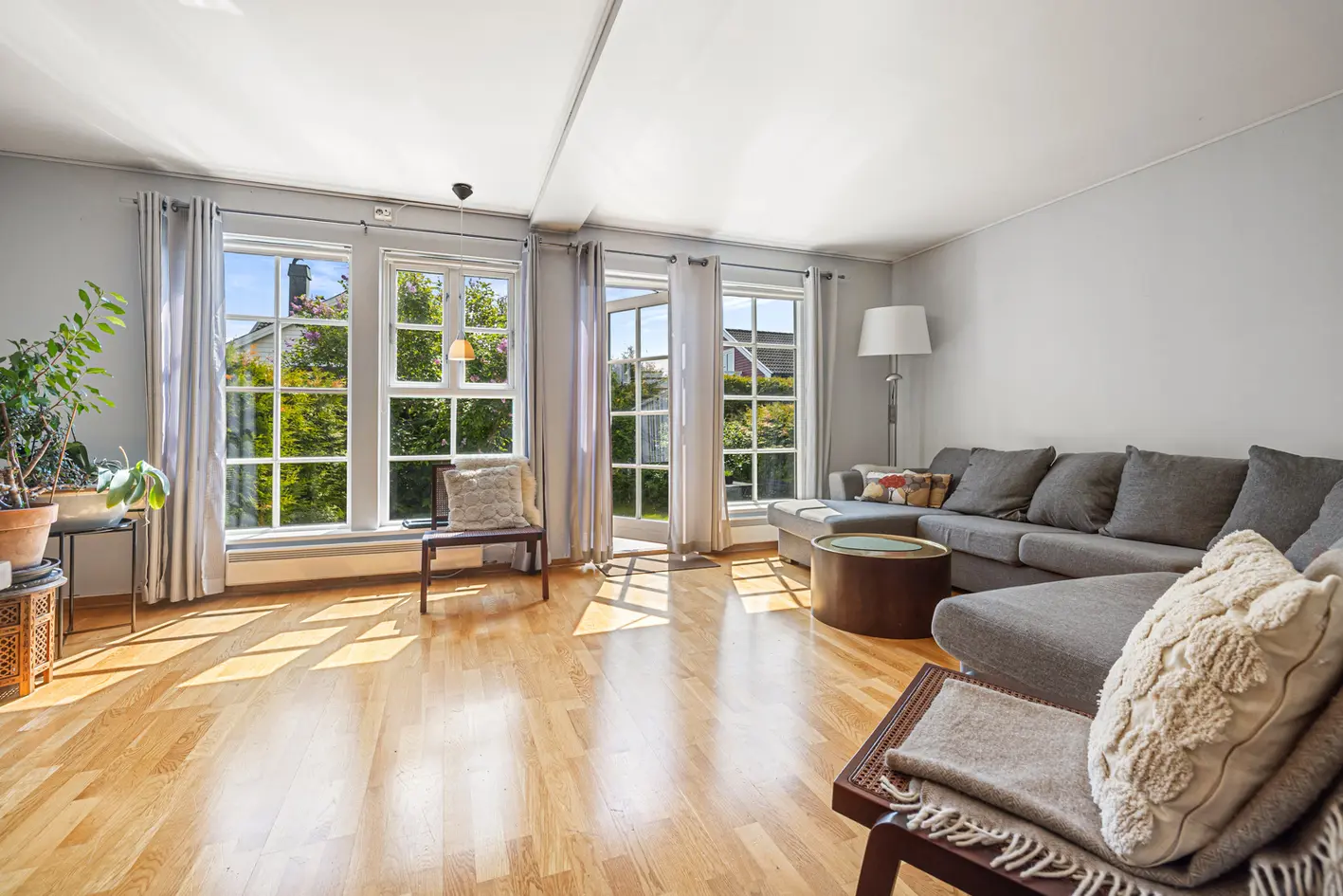 En flott mulighet i familievennlig område på Jessheim. Fine uteplasser, terrasse, hage, tre soverom, garasje, og p-plass - Bilde 5