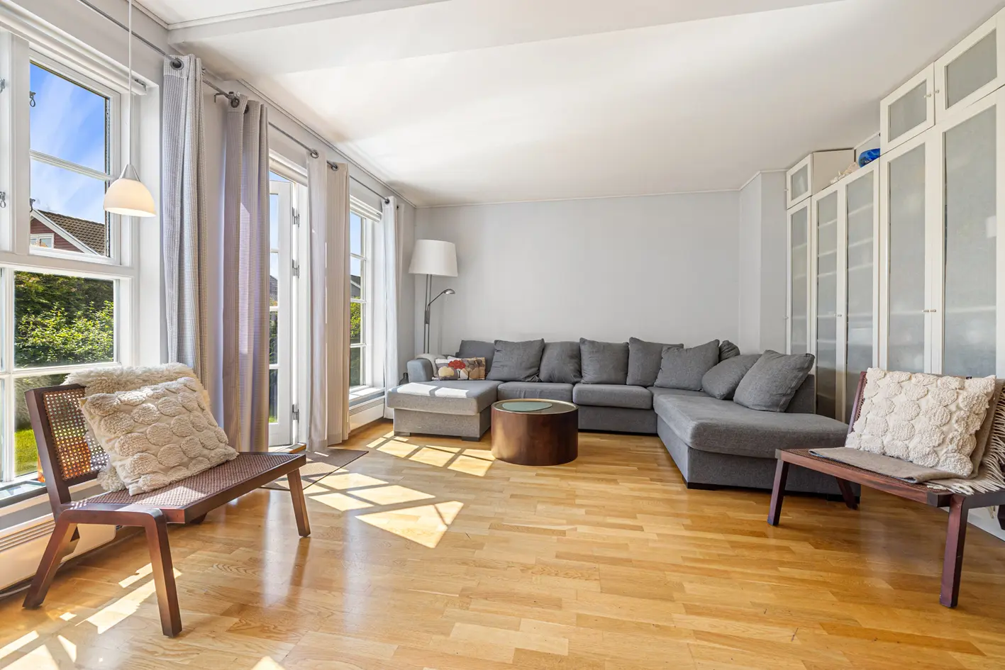 En flott mulighet i familievennlig område på Jessheim. Fine uteplasser, terrasse, hage, tre soverom, garasje, og p-plass - Bilde 6