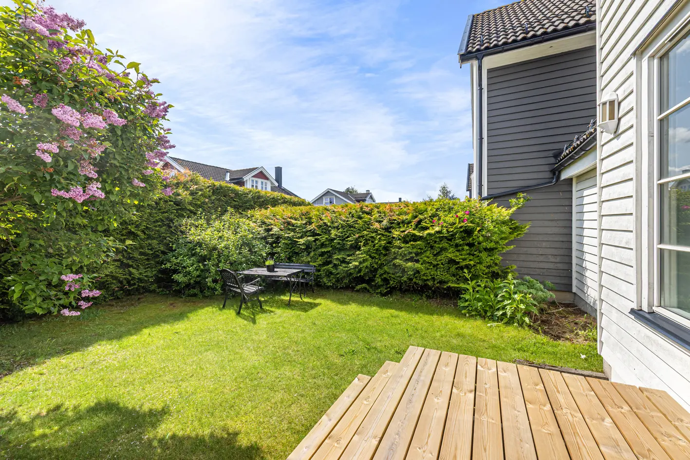 En flott mulighet i familievennlig område på Jessheim. Fine uteplasser, terrasse, hage, tre soverom, garasje, og p-plass - Bilde 2