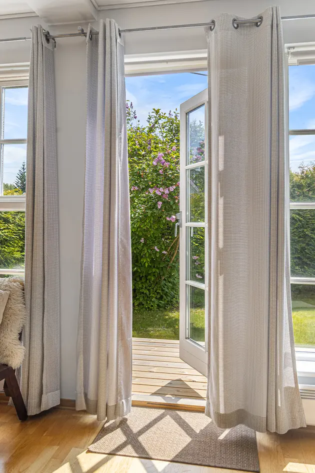 En flott mulighet i familievennlig område på Jessheim. Fine uteplasser, terrasse, hage, tre soverom, garasje, og p-plass - Flere
