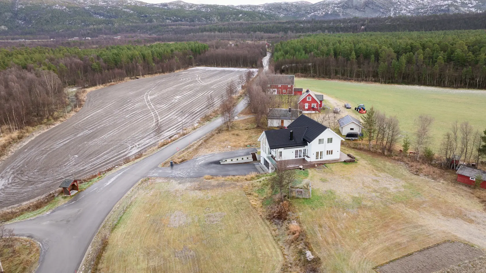 Boligtomt på Holmen - Naturskjønt område - Asfaltert vei photo 4