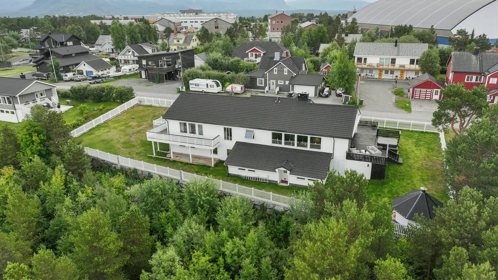 NY PRIS - Romslig enebolig med sjøutsikt, stor tomt & utleiemuligheter – sentralt beliggende photo 2