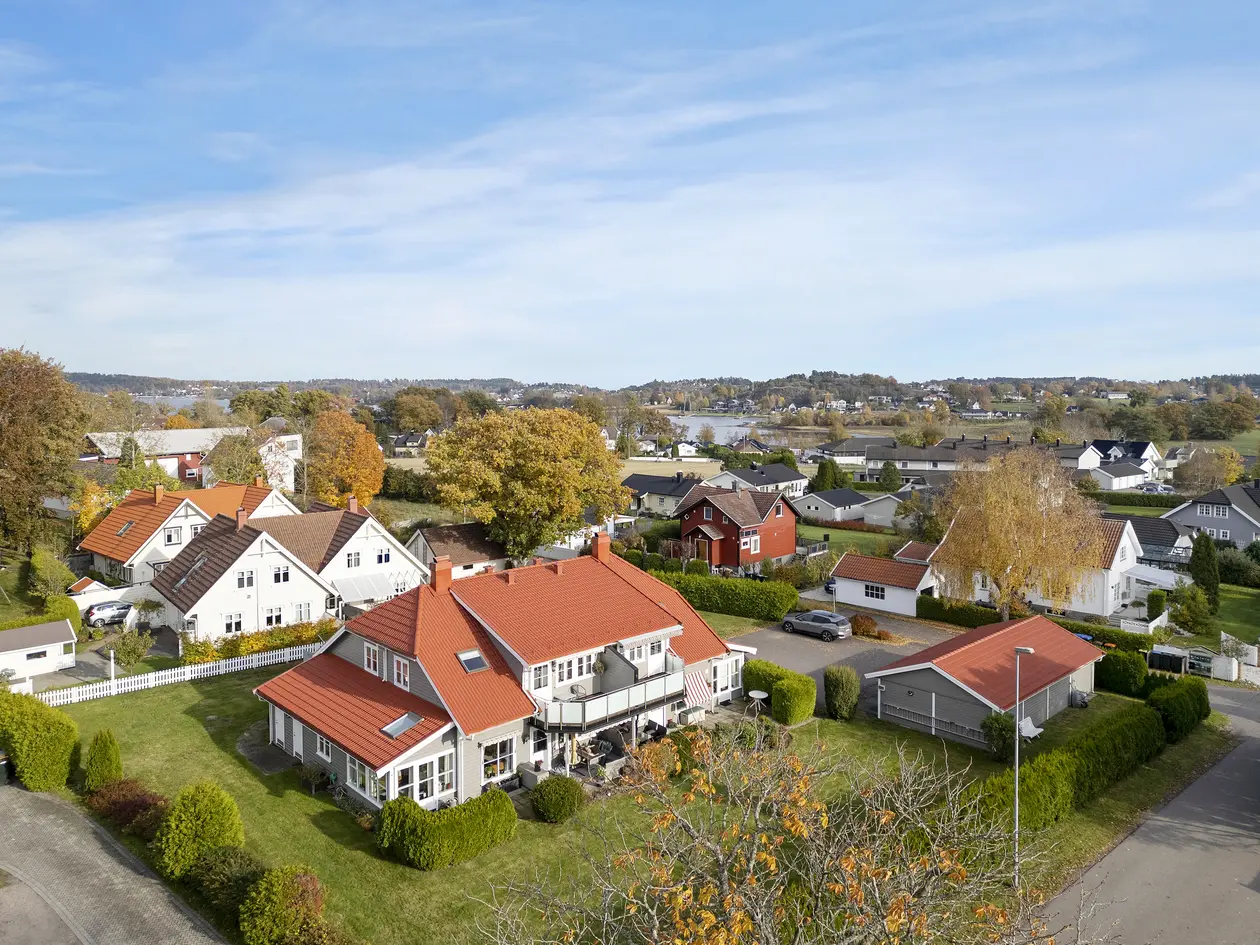 Pen og lettstelt leilighet med solrik balkong. Garasje!