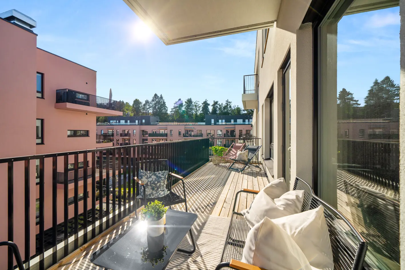 Stilren 3-r hjørneleilighet med unik takhøyde | Garasje* | Pluss konsept inkl | 16m² solrik balkong | Nybyggaranti++ photo 2