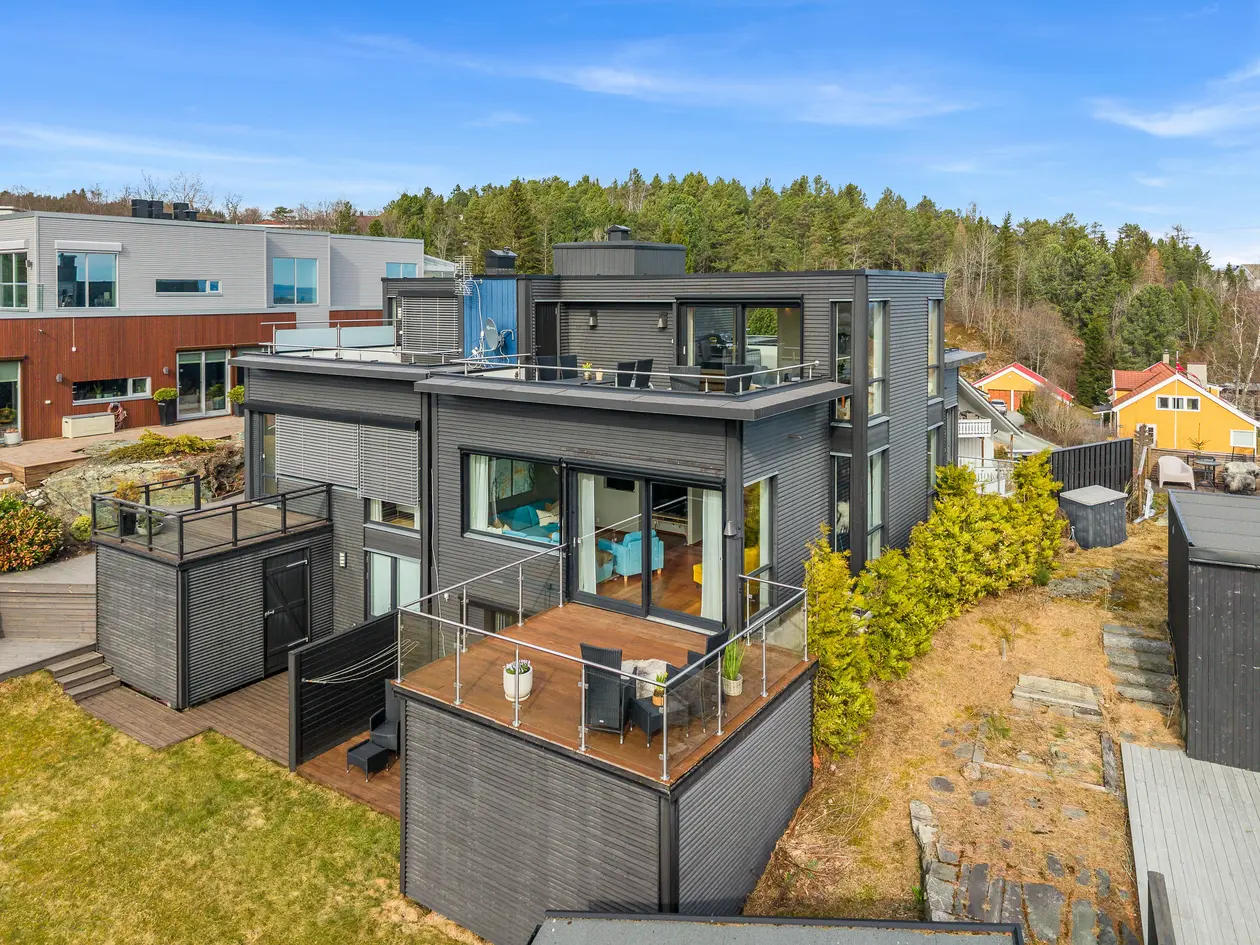 Townhouse i et ettertraktet område | Heis | Garasje | Fem solrike terrasser med nydelig utsikt | Rikelig med boder