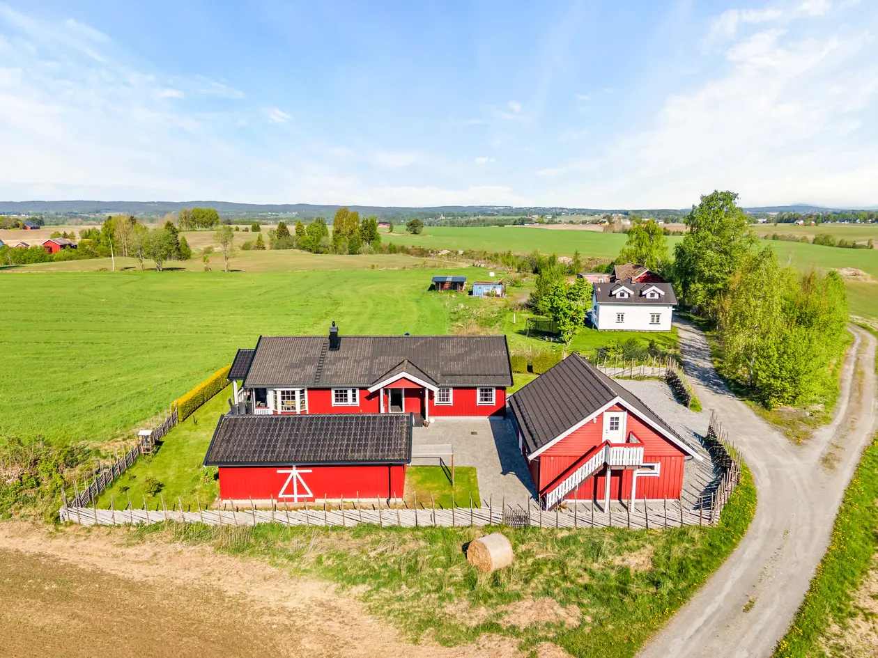 Landlig, oppgradert enebolig på ett plan | Stor garasje m/ loft og elbillader | Jordvarme og innglasset utestue photo 3