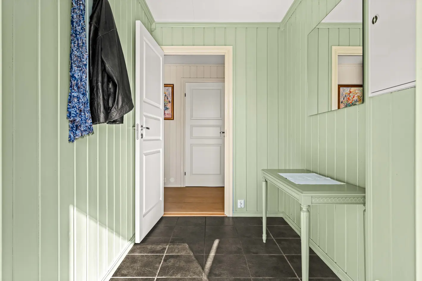 Landlig, oppgradert enebolig på ett plan | Stor garasje m/ loft og elbillader | Jordvarme og innglasset utestue photo 5