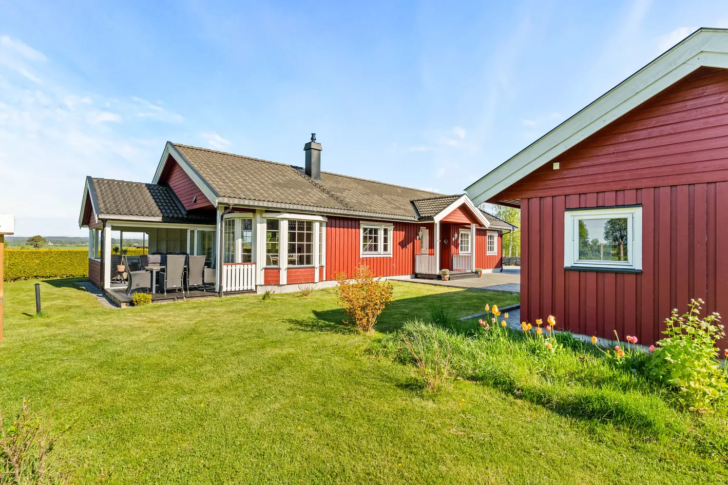 Landlig, oppgradert enebolig på ett plan | Stor garasje m/ loft og elbillader | Jordvarme og innglasset utestue photo 2