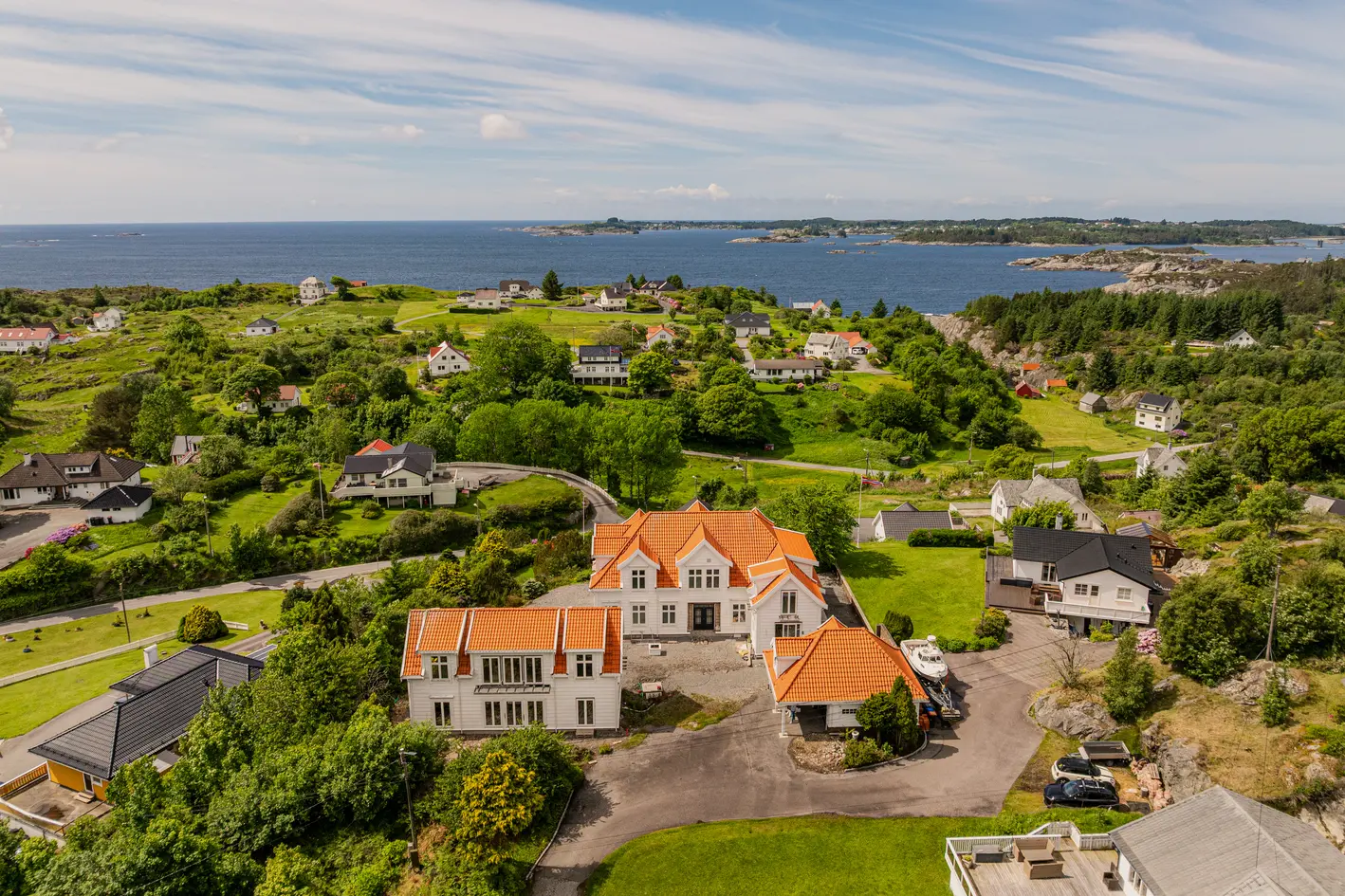 Sjelden mulighet til å få seg en fantastisk eiendom med hovedhus, anneks og garasje på solrik utsiktstomt. - View 5