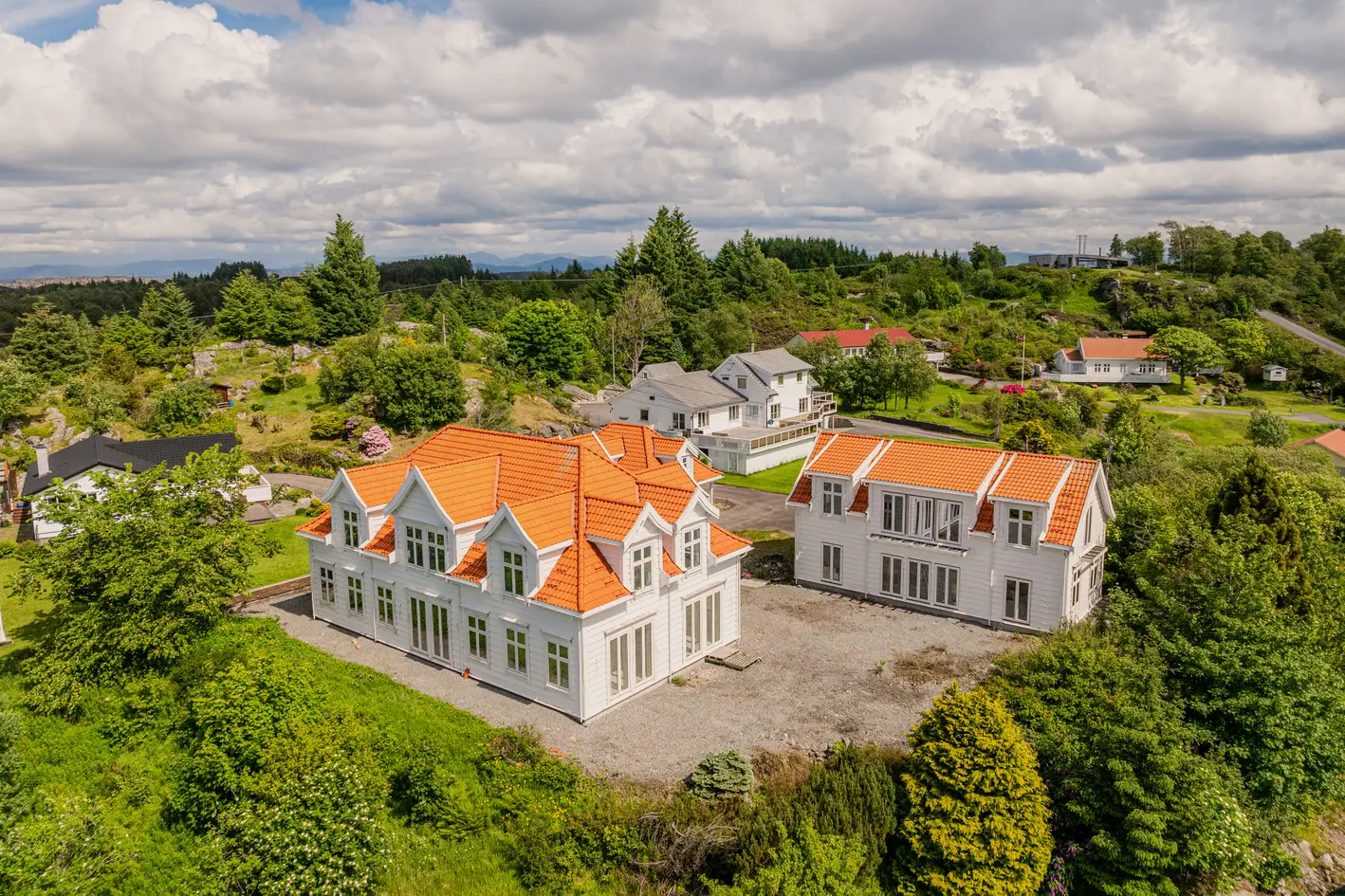 Sjelden mulighet til å få seg en fantastisk eiendom med hovedhus, anneks og garasje på solrik utsiktstomt. - View 3