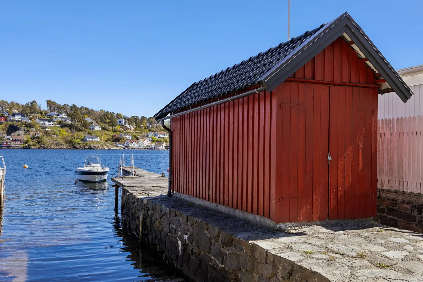 Stor, innholdsrik eiendom m/fleksibel planløsning-Romslig, usjenert tomt(2662 m2)-Nydelig sjøutsikt-Brygge m/sjøbod photo 3