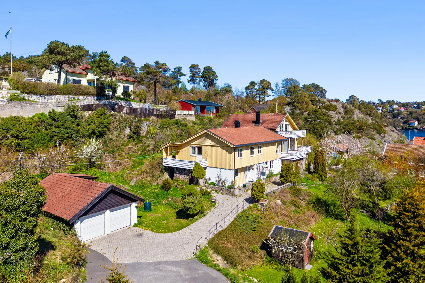 Stor, innholdsrik eiendom m/fleksibel planløsning-Romslig, usjenert tomt(2662 m2)-Nydelig sjøutsikt-Brygge m/sjøbod photo 4