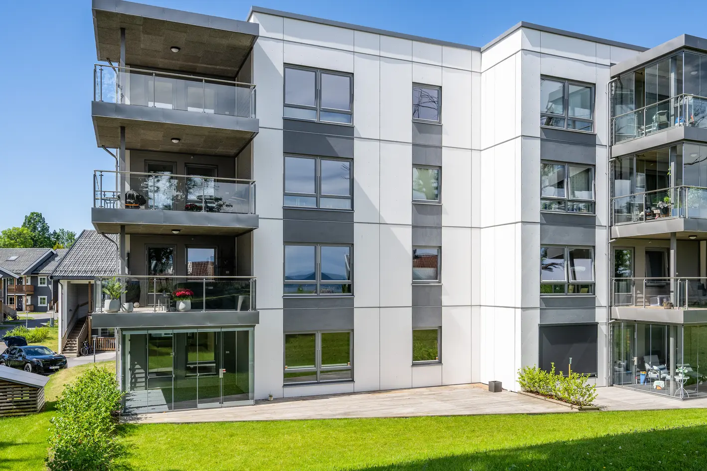 Moderne og nyere 4-roms eierleilighet i 1. etasje med garasjeplass, innglasset terrasse og solrike uteplasser! photo 3