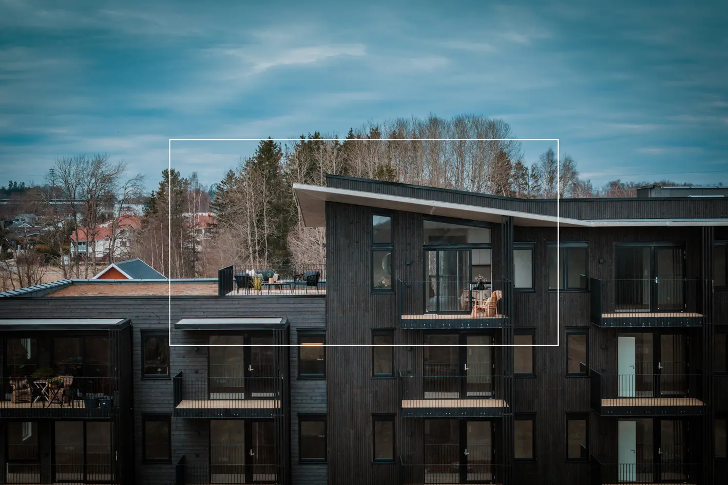TOPPETASJEN OG MED TAKTERRASSE Enorm takhøyde, 2 terrasser med sola fra morgen til kveld og to soverom. photo 2