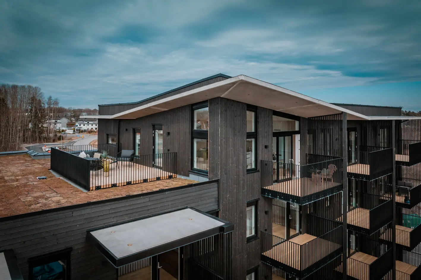 TOPPETASJEN OG MED TAKTERRASSE  Enorm takhøyde, 2 terrasser med sola fra morgen til kveld og to soverom.
