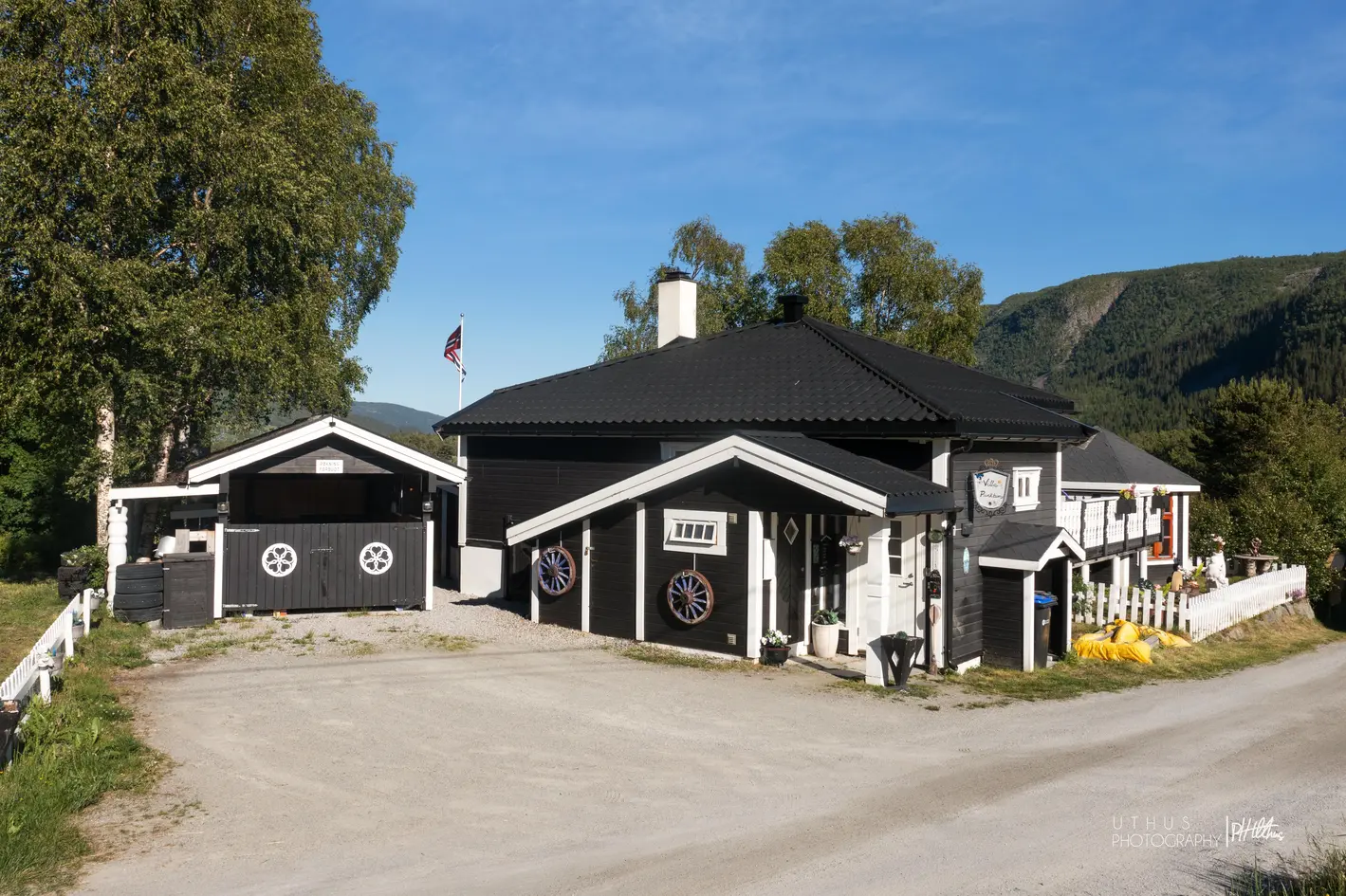Innholdsrik eiendom på flott tomt - Gode solforhold og fin utsikt - Pent opparbeidet uteområde photo 3