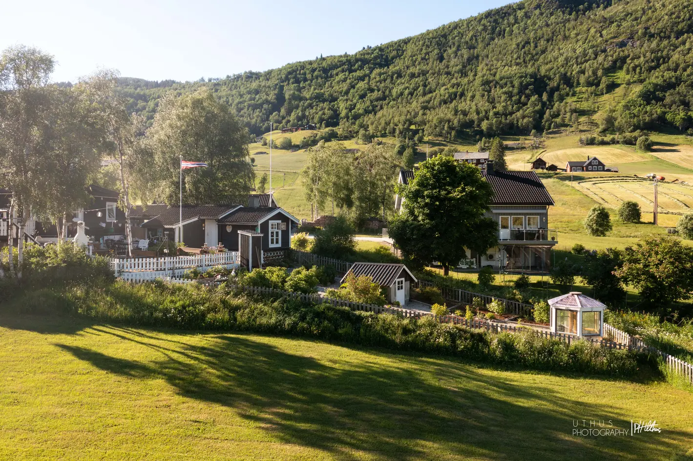 Innholdsrik eiendom på flott tomt - Gode solforhold og fin utsikt - Pent opparbeidet uteområde photo 1