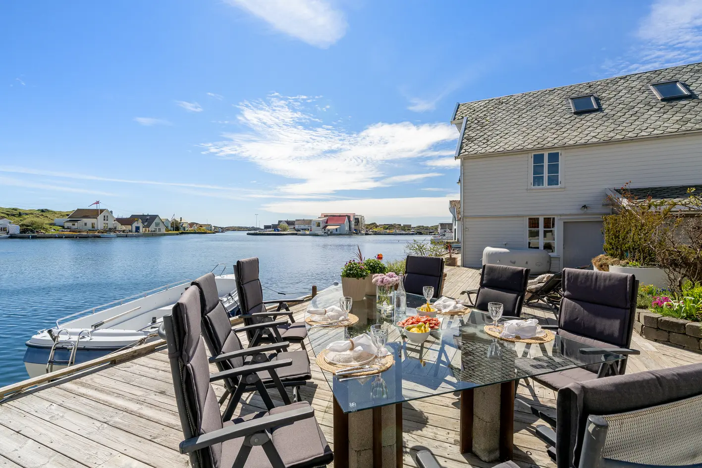 Fantastisk eiendom med bryggeanlegg og sjøhus - her får du hus og hytte i ett! photo 5