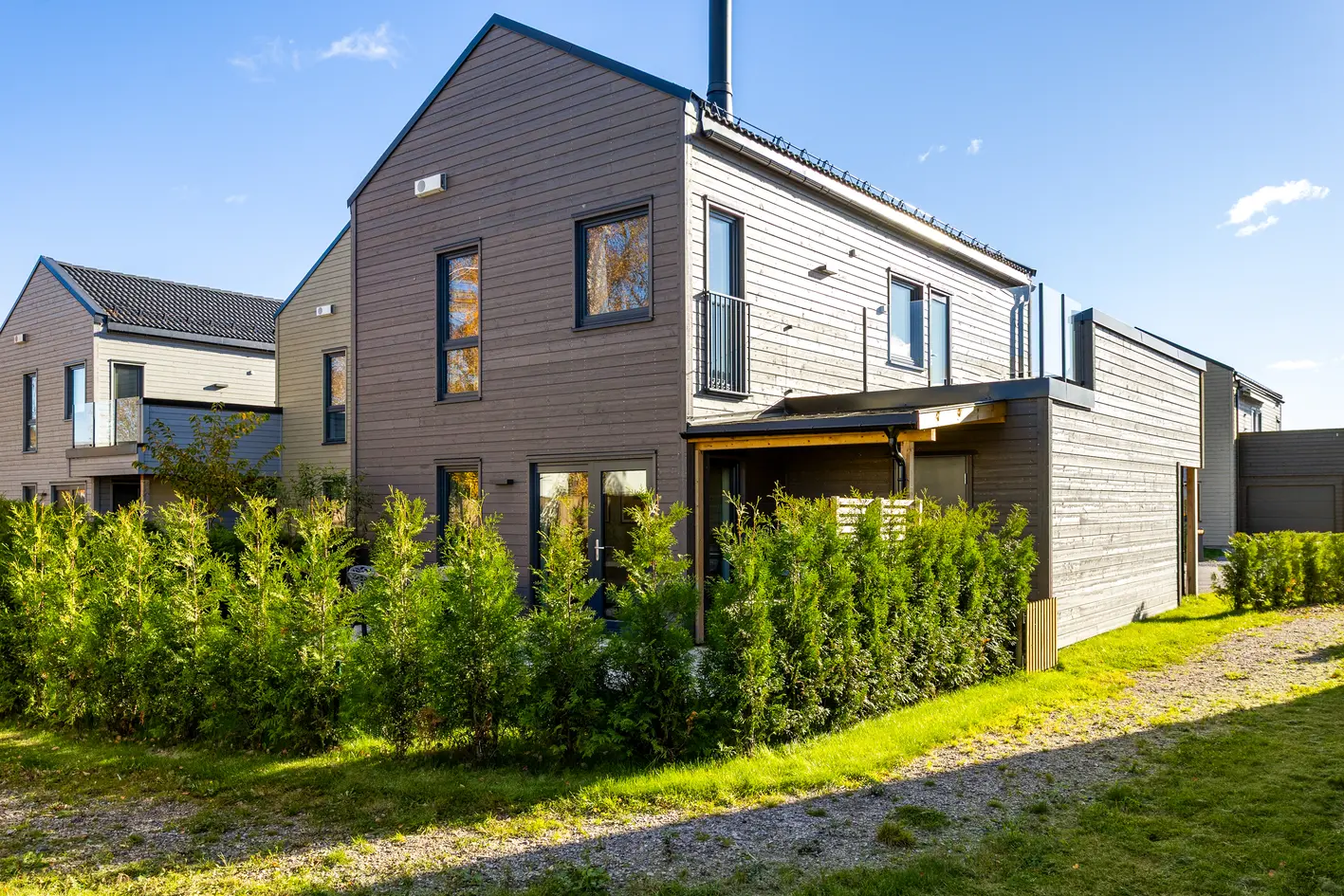 Strøken og tiltalende enebolig i kjede fra 2022 | Effektiv planløsning over 2 plan | Carport | Ingen forkjøpsrett