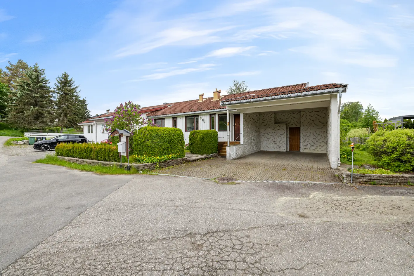 Familievennlig halvpart tomannsbolig o/2 plan! Skjermet uteplass og velholdt hage - Carport - Moderniseringsbehov! - View 2