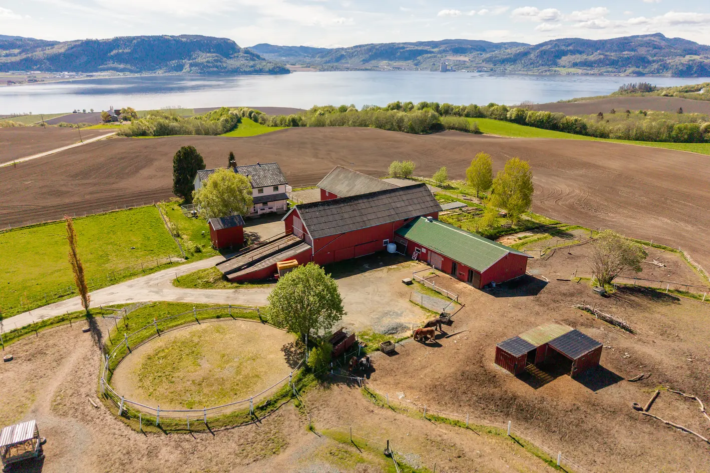 Småbruk med nydelig utsikt, flott beliggenhet og gode solforhold, leieinntekter på 16.000,-/mnd, tilrettelagt for hest photo 4
