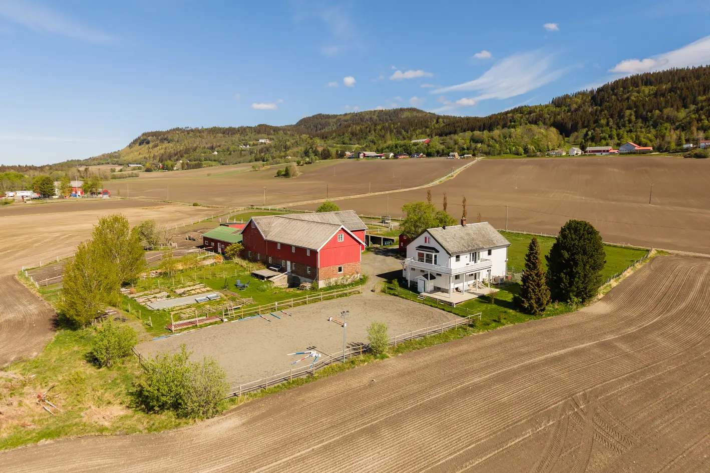Småbruk med nydelig utsikt, flott beliggenhet og gode solforhold, leieinntekter på 16.000,-/mnd, tilrettelagt for hest photo 5