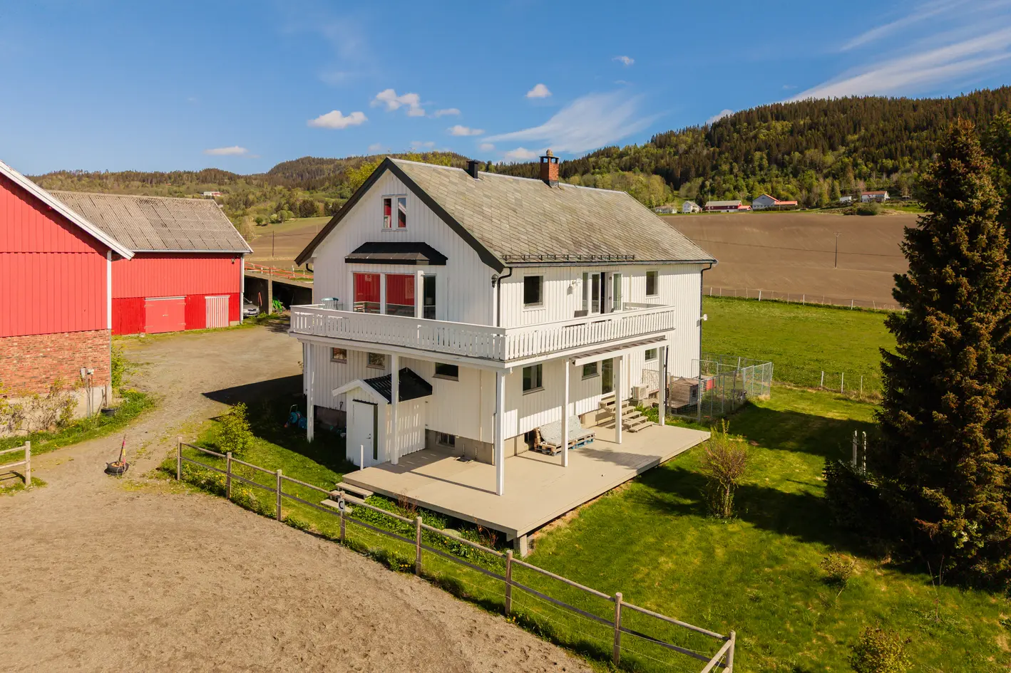 Småbruk med nydelig utsikt, flott beliggenhet og gode solforhold, leieinntekter på 16.000,-/mnd, tilrettelagt for hest photo 3