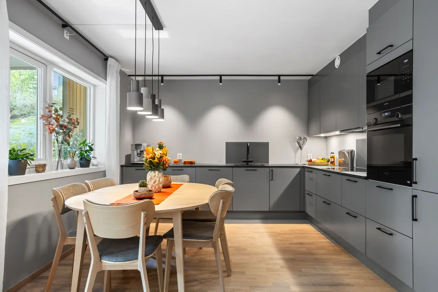 Moderne, lys og romslig 3-roms selveier leilighet fra 2023. | 1. etasje |Carport med el-billader |Terrasse og eid hage photo 2