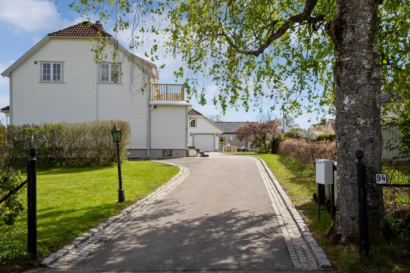 Klassisk, meget pen enebolig m/garasje, sjøgløtt og nyere kjøkken. Stor tomt m/flotte uteområder. Idylliske omgivelser! photo 4